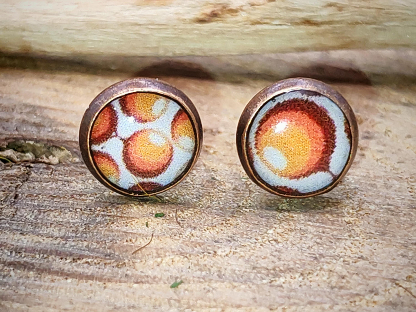 Clous d'oreille, laiton couleur cruivre, cabochon de 6mm de diamètre en résine sur imprimé, motif asymétrique, fait main