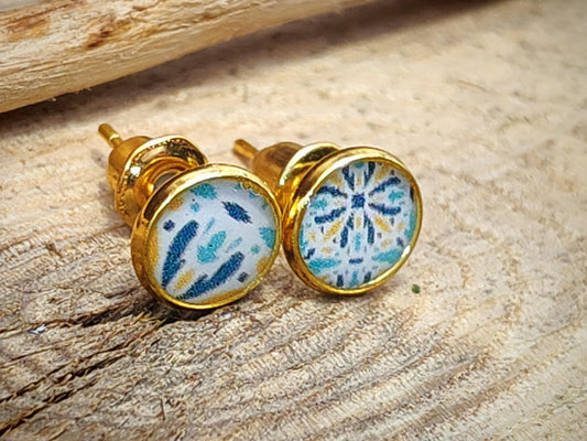 Clous d'oreille, acier inoxydable, cabochon de 6mm de diamètre en résine sur imprimé, motif asymétrique, fait main