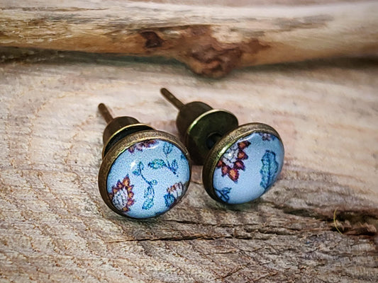 Clous d'oreille, laiton couleur bronze, cabochon de 6mm de diamètre en résine sur imprimé, motif asymétrique, fait main