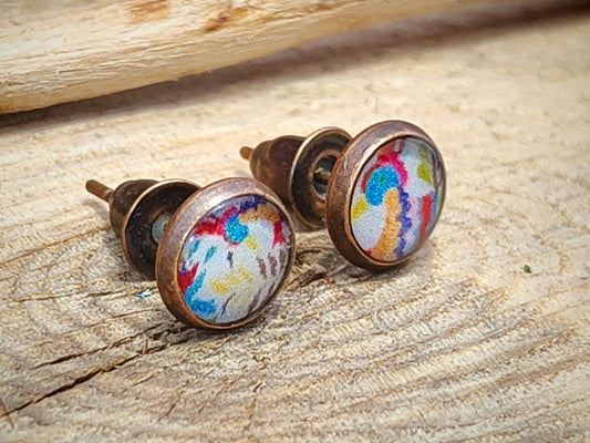 Clous d'oreille, laiton couleur cuivre, cabochon de 6mm de diamètre en résine sur imprimé, motif asymétrique, fait main