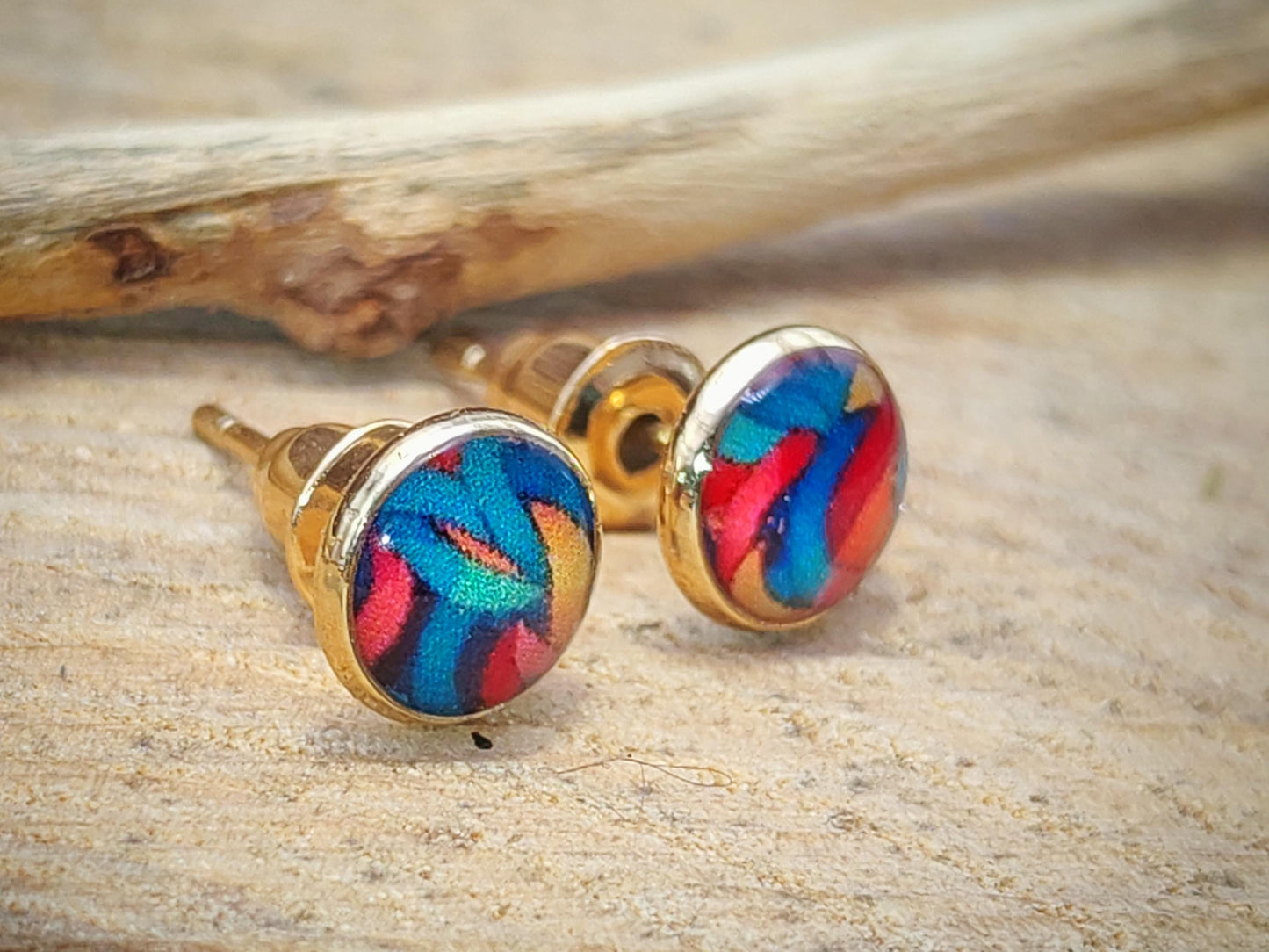 Clous d'oreille, acier inoxydable, cabochon de 6mm de diamètre en résine sur imprimé, motif asymétrique, fait main