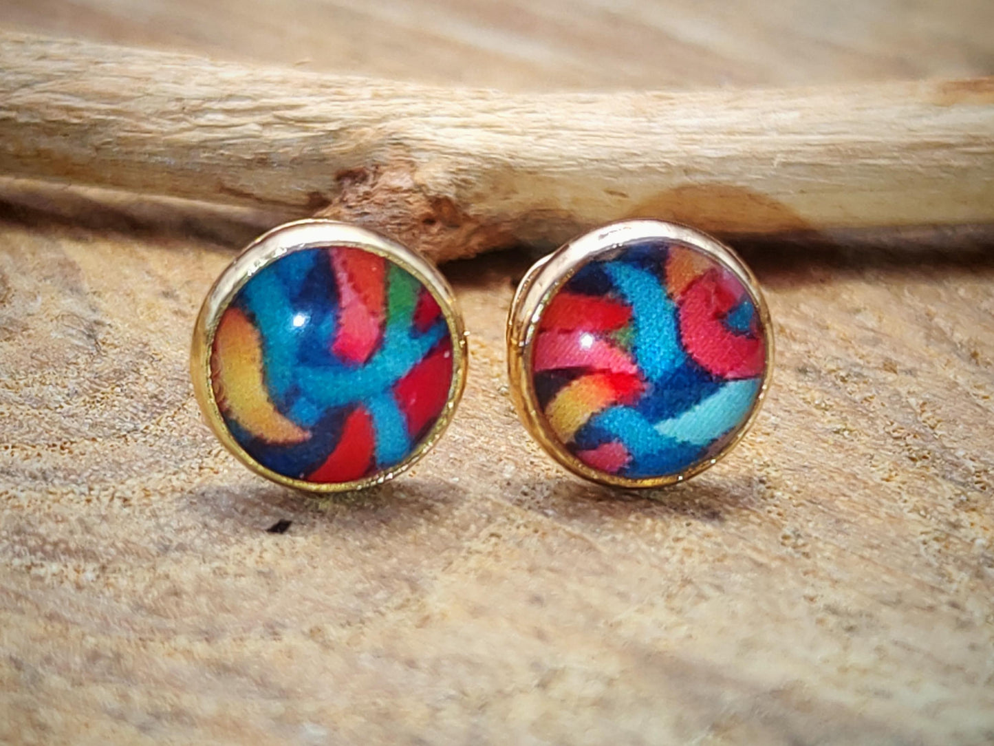Clous d'oreille, acier inoxydable, cabochon de 6mm de diamètre en résine sur imprimé, motif asymétrique, fait main