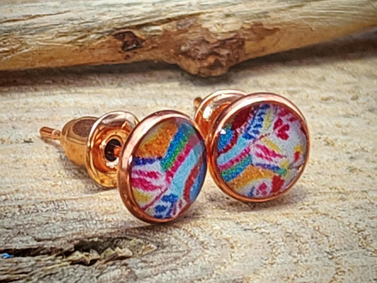 Clous d'oreille, acier inoxydable, cabochon de 6mm de diamètre en résine sur imprimé, motif asymétrique, fait main