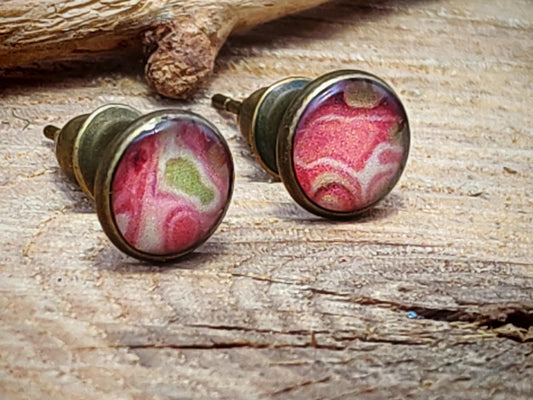 Clous d'oreille, laiton couleur bronze, cabochon de 6mm de diamètre en résine sur imprimé, motif asymétrique, fait main