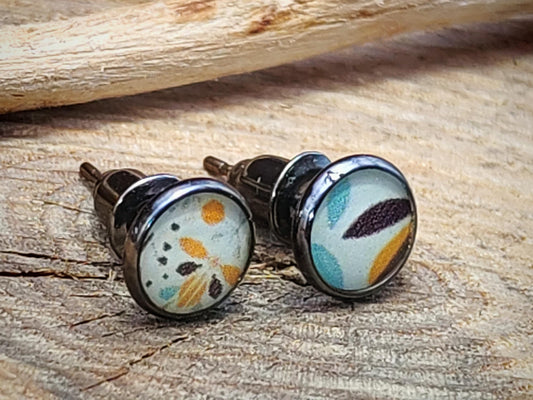 Clous d'oreille, acier inoxydable, cabochon de 6mm de diamètre en résine sur imprimé, motif asymétrique, fait main