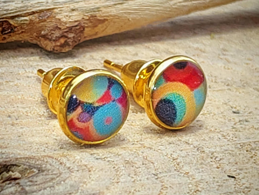 Clous d'oreille, acier inoxydable, cabochon de 6mm de diamètre en résine sur imprimé, motif asymétrique, fait main