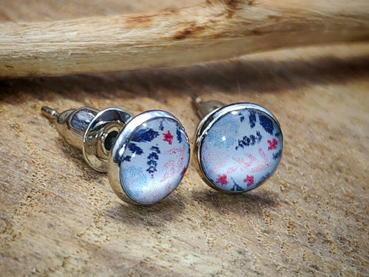 Clous d'oreille, acier inoxydable, cabochon de 6mm de diamètre en résine sur imprimé, motif asymétrique, fait main