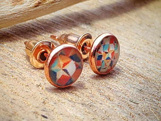 Clous d'oreille, acier inoxydable, cabochon de 6mm de diamètre en résine sur imprimé, motif asymétrique, fait main