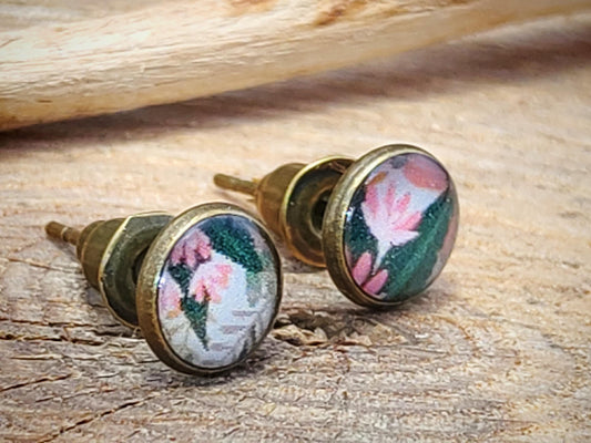 Clous d'oreille, laiton couleur bronze, cabochon de 6mm de diamètre en résine sur imprimé, motif asymétrique, fait main