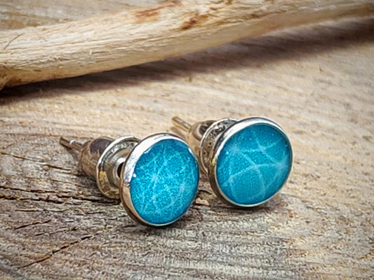 Clous d'oreille, acier inoxydable, cabochon de 6mm de diamètre en résine sur imprimé, motif asymétrique, fait main