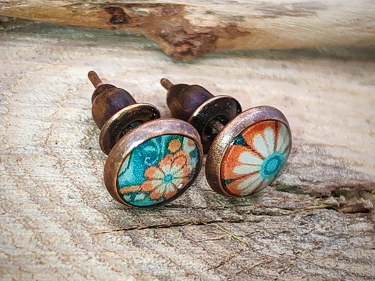 Clous d'oreille, acier inoxydable, cabochon de 6mm de diamètre en résine sur imprimé, motif asymétrique, fait main