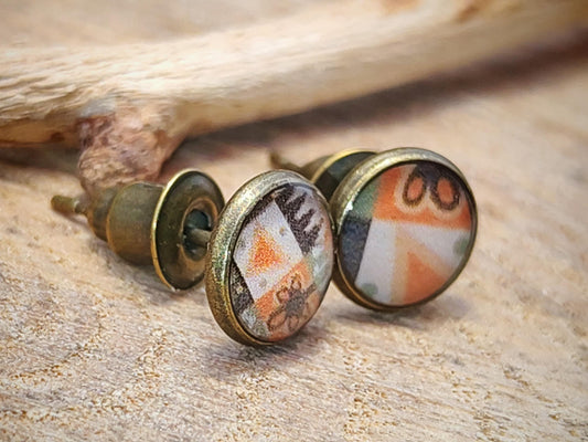 Clous d'oreille, acier inoxydable, cabochon de 6mm de diamètre en résine sur imprimé, motif asymétrique, fait main