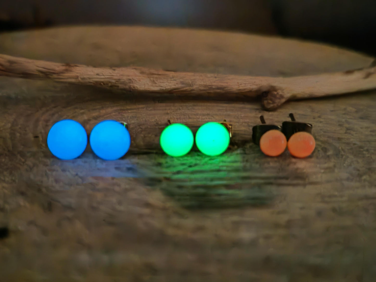 Clous d'oreille phosphorescents en résine, fait main, différentes tailles, différentes couleurs de métal et de résine