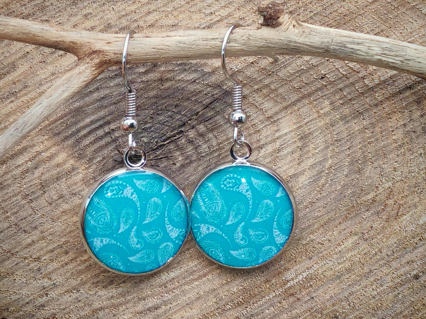 Boucles d'oreille de 16mm de diamètre en résine sur imprimé, motif asymétrique, fait main