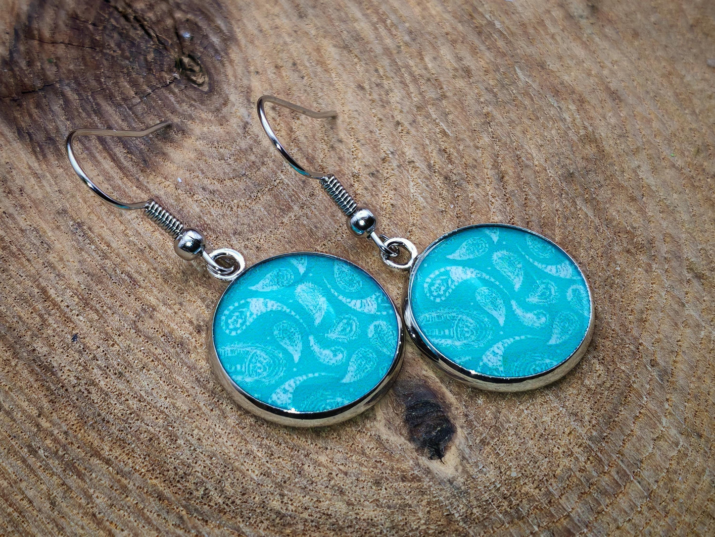 Boucles d'oreille de 16mm de diamètre en résine sur imprimé, motif asymétrique, fait main
