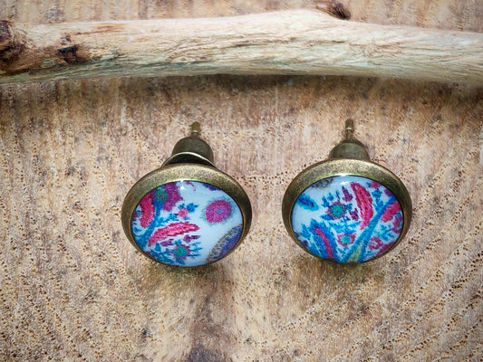 Clous d'oreille, cabochon de 8mm de diamètre en résine sur imprimé, motif asymétrique, fait main