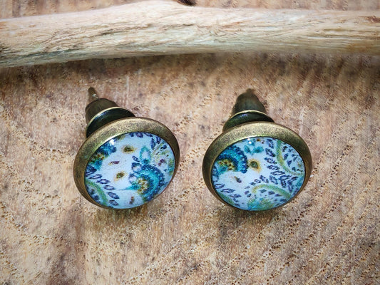 Clous d'oreille, cabochon de 8mm de diamètre en résine sur imprimé, motif asymétrique, fait main
