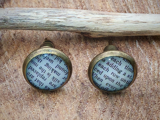 Clous d'oreille, cabochon de 8mm de diamètre en résine sur imprimé, motif asymétrique, fait main