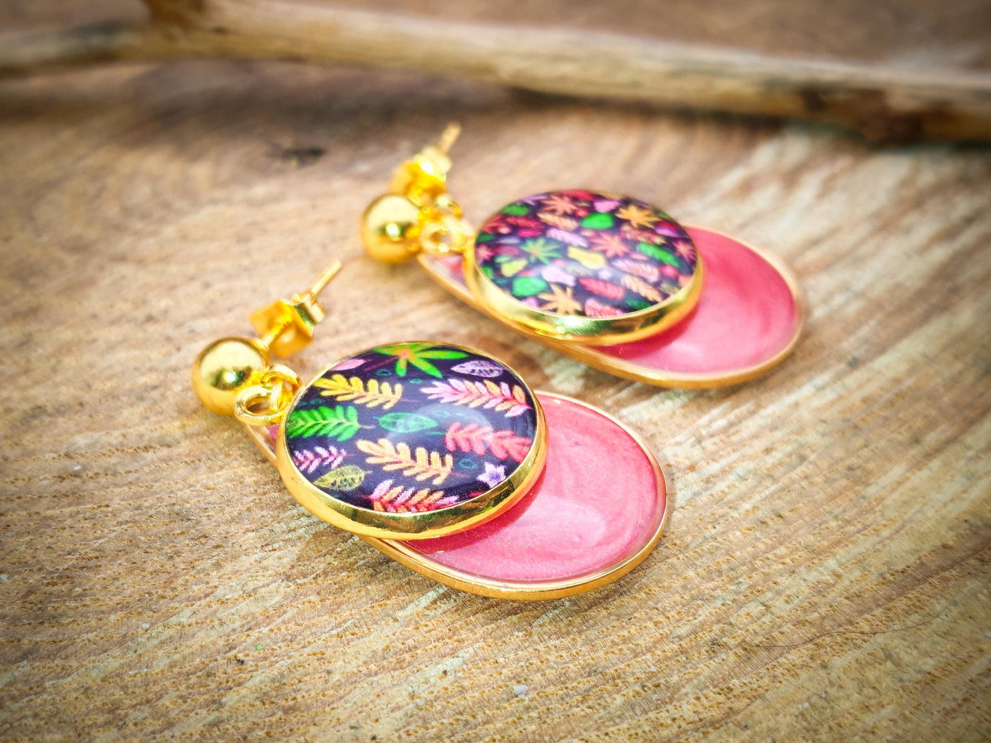 Boucles d'oreille de 14mm de diamètre en résine sur imprimé, motif asymétrique, fait main