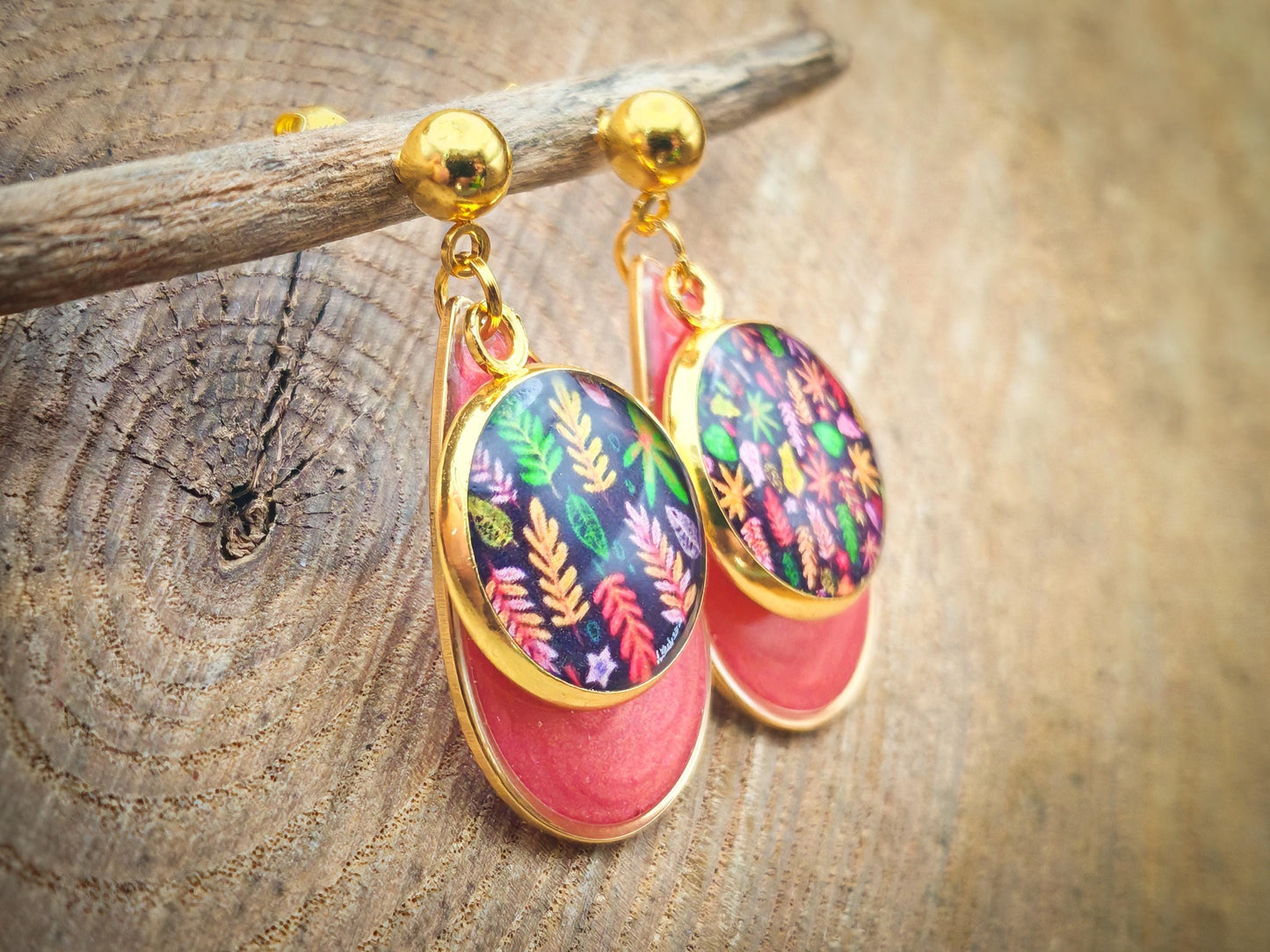 Boucles d'oreille de 14mm de diamètre en résine sur imprimé, motif asymétrique, fait main