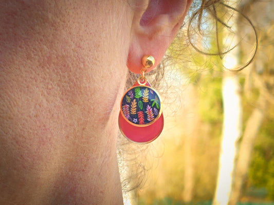 Boucles d'oreille de 14mm de diamètre en résine sur imprimé, motif asymétrique, fait main