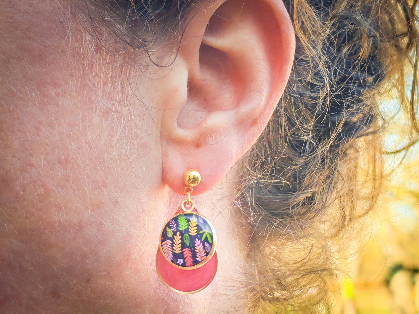 Boucles d'oreille de 14mm de diamètre en résine sur imprimé, motif asymétrique, fait main