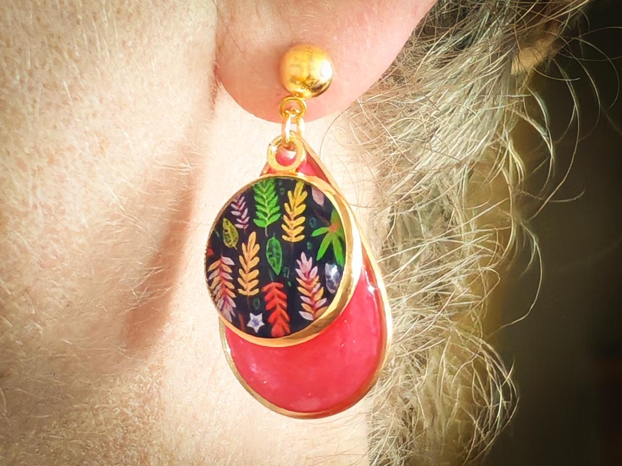Boucles d'oreille de 14mm de diamètre en résine sur imprimé, motif asymétrique, fait main