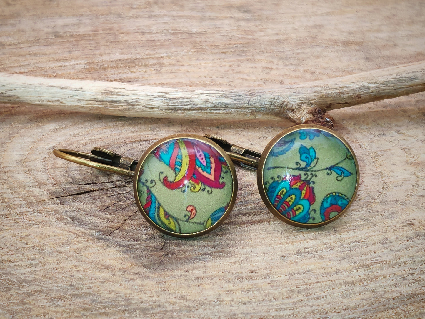 Boucles d’oreilles dormeuses – Fleurs bohèmes sur fond amande