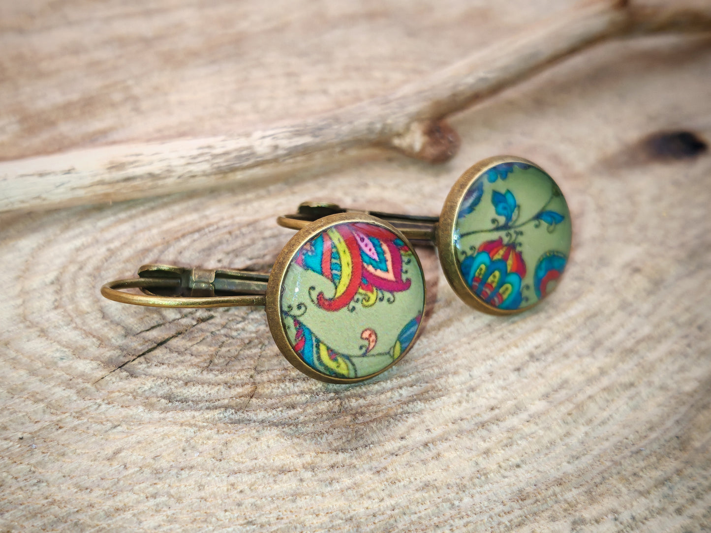 Boucles d’oreilles dormeuses – Fleurs bohèmes sur fond amande