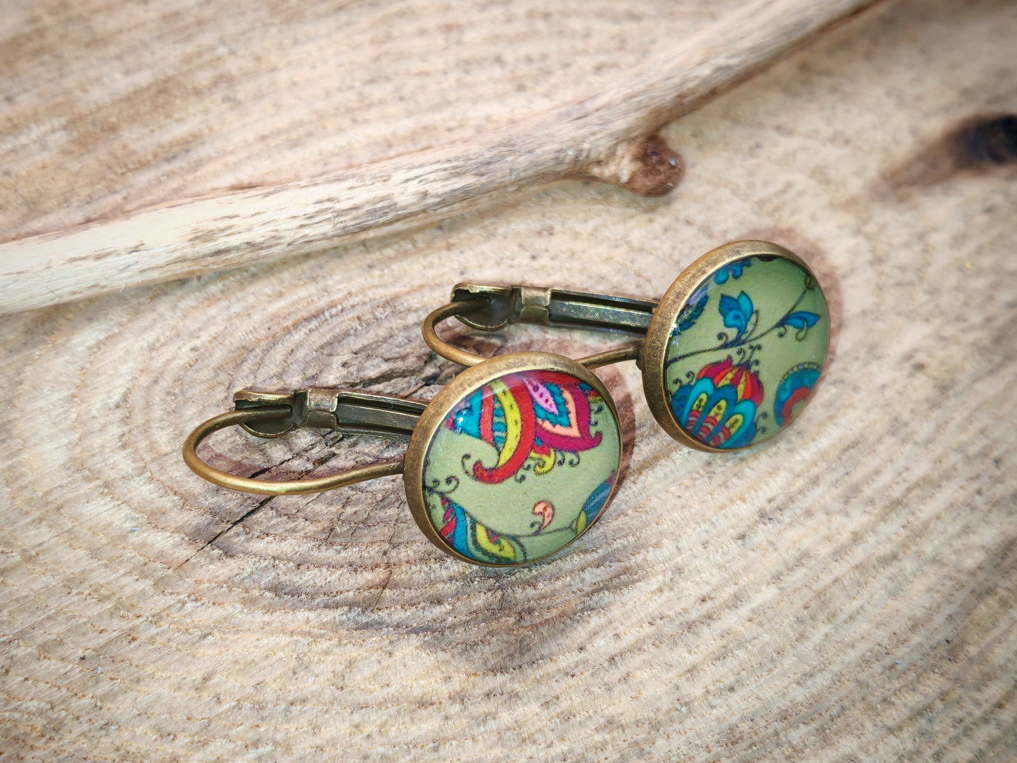 Boucles d’oreilles dormeuses – Fleurs bohèmes sur fond amande