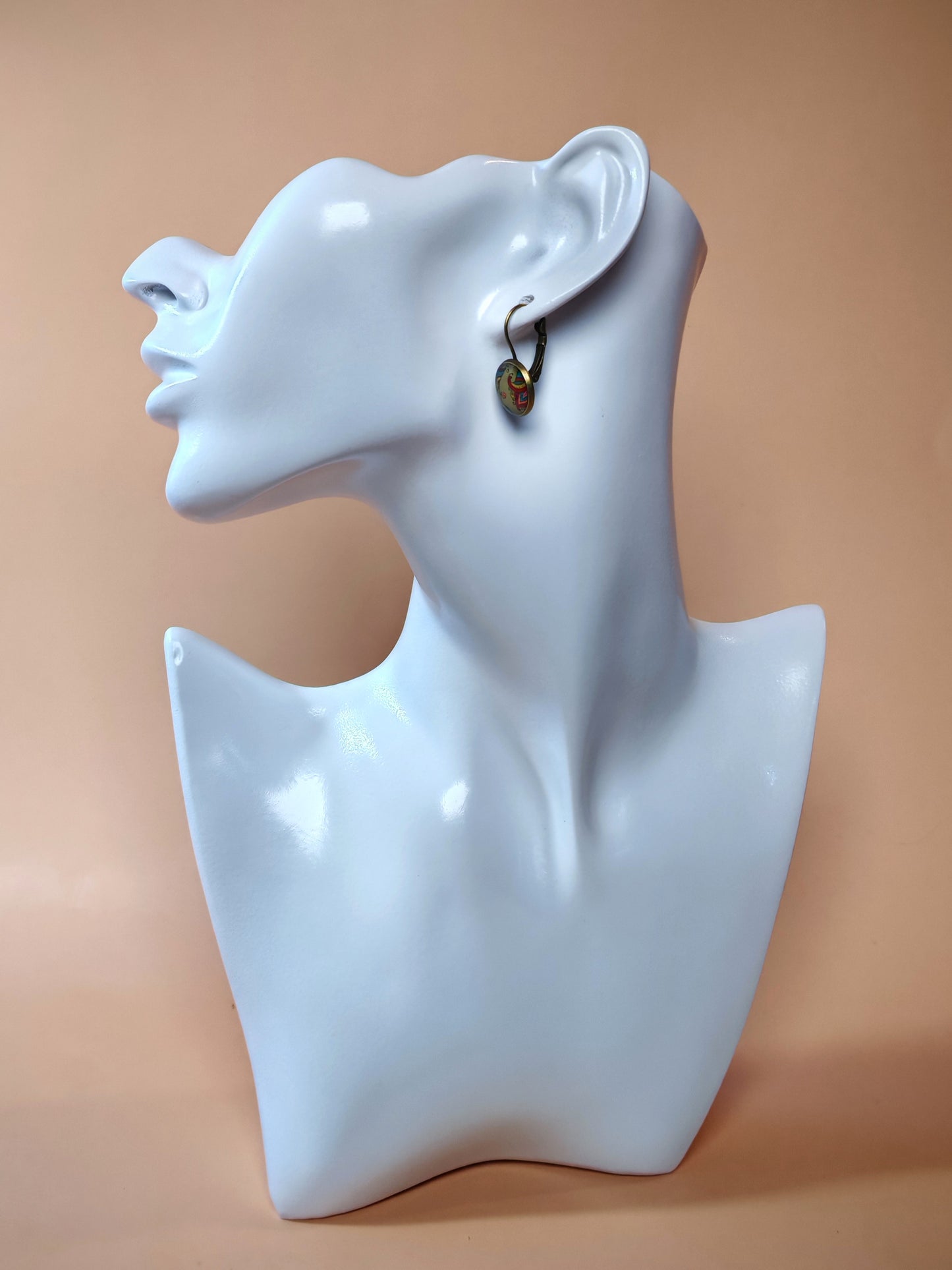 Boucles d’oreilles dormeuses – Fleurs bohèmes sur fond amande