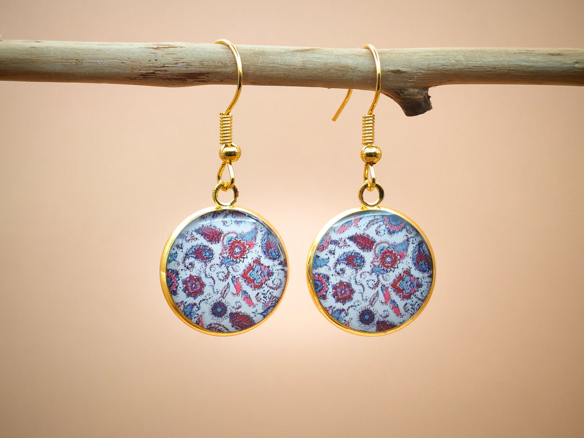 Boucles d’oreilles – Arabesques pourpres sur fond nacré
