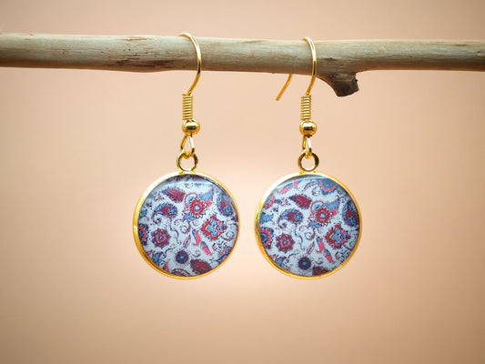 Boucles d’oreilles – Arabesques pourpres sur fond nacré