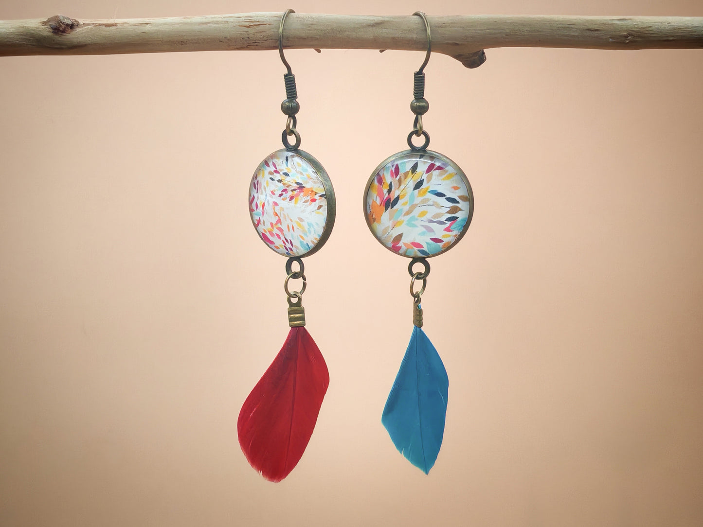 Boucles d'oreilles asymétriques – Plumes en fête