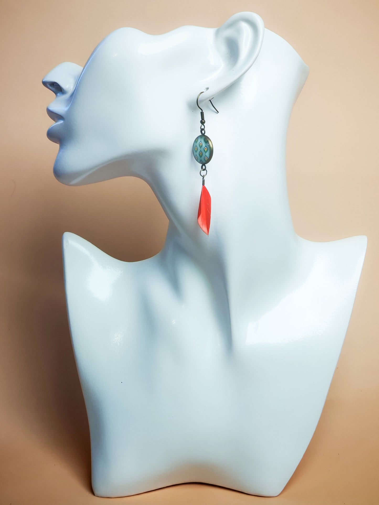 Boucles d'oreilles –  Plumes de paon corail