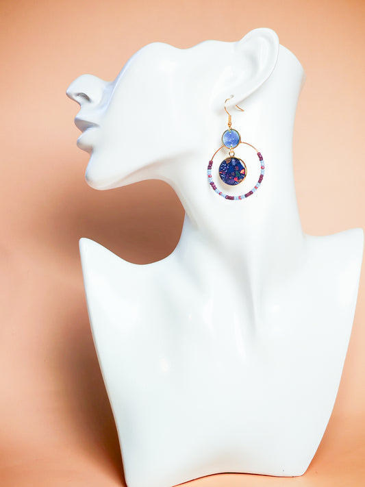 Boucles d’oreilles – Créoles dorées & cabochons floraux sur ciel d’encre