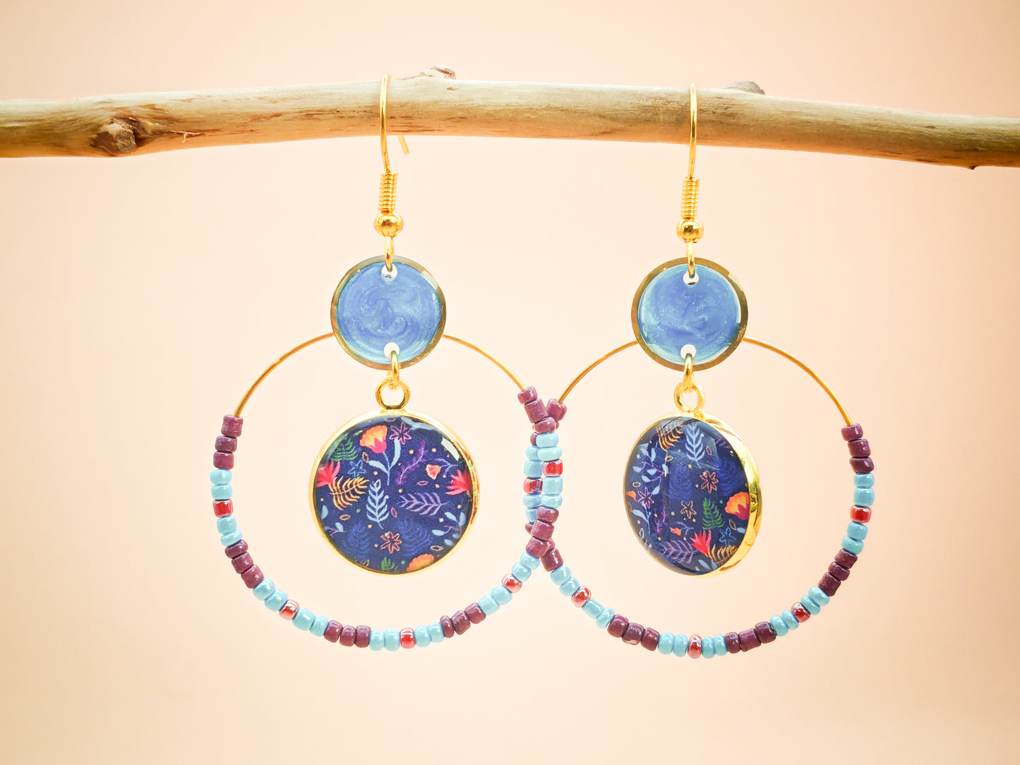 Boucles d’oreilles – Créoles dorées & cabochons floraux sur ciel d’encre