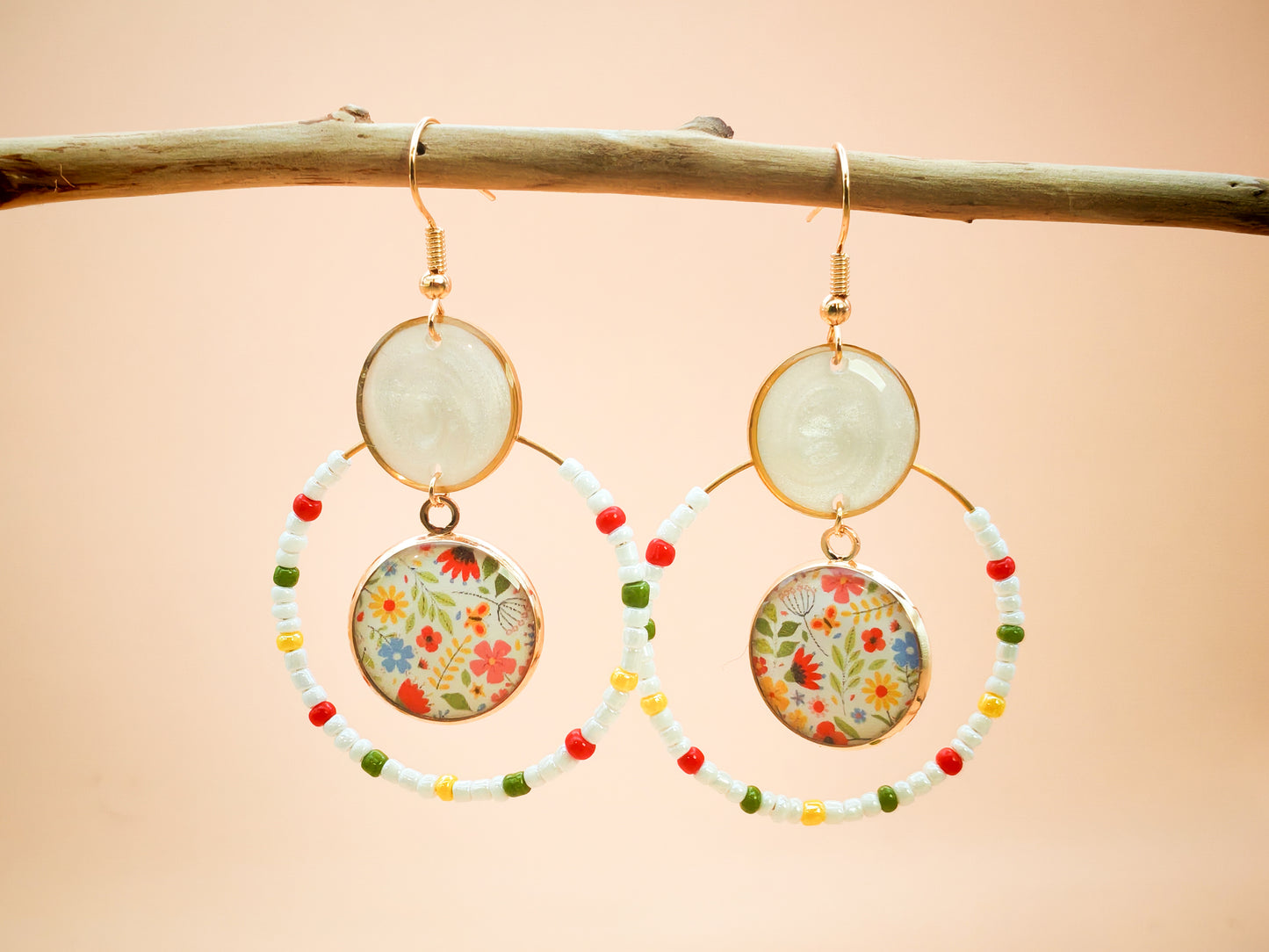 Boucles d’oreilles – Créoles dorées & cabochons fleuris champêtres