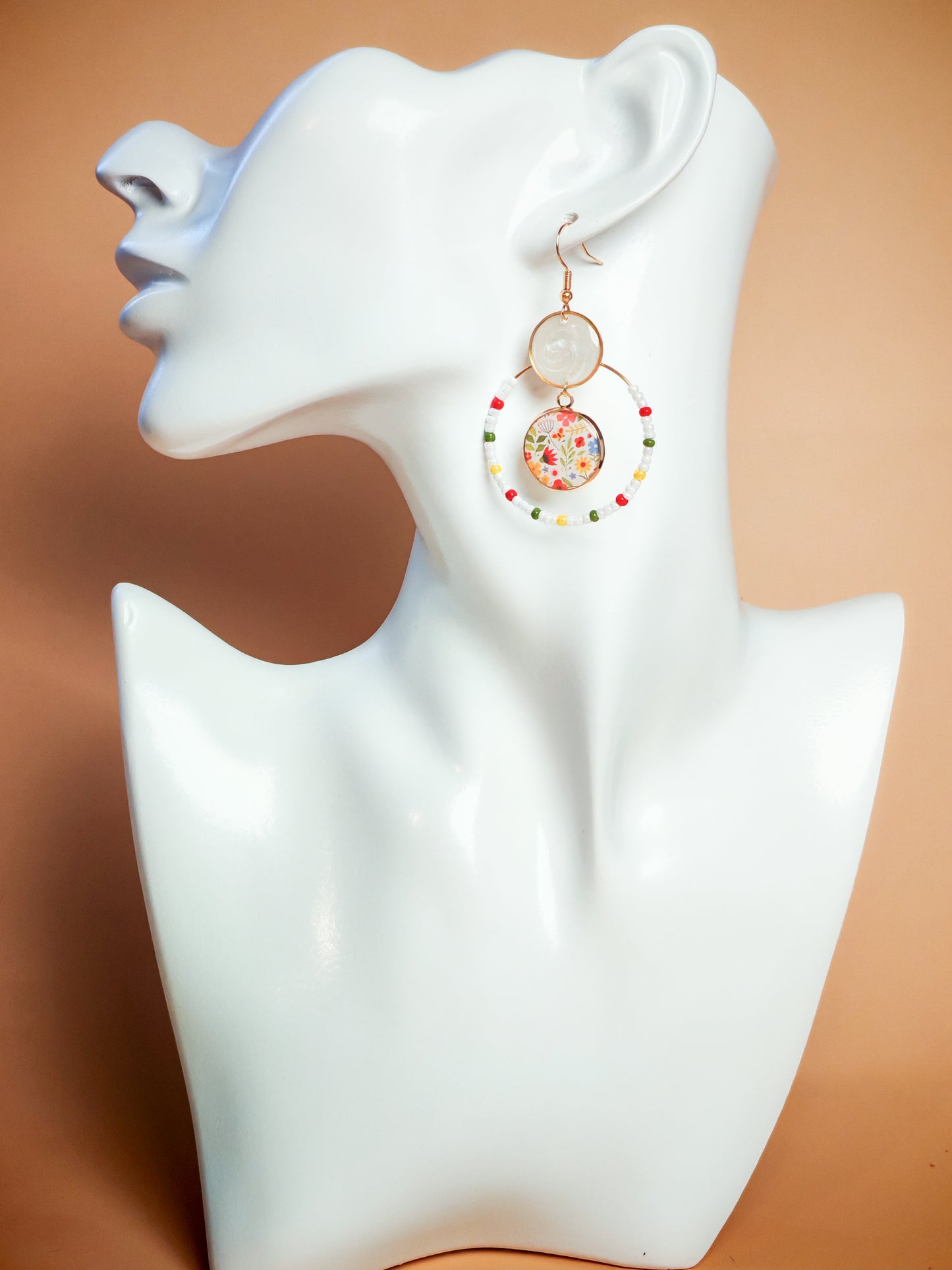 Boucles d’oreilles – Créoles dorées & cabochons fleuris champêtres