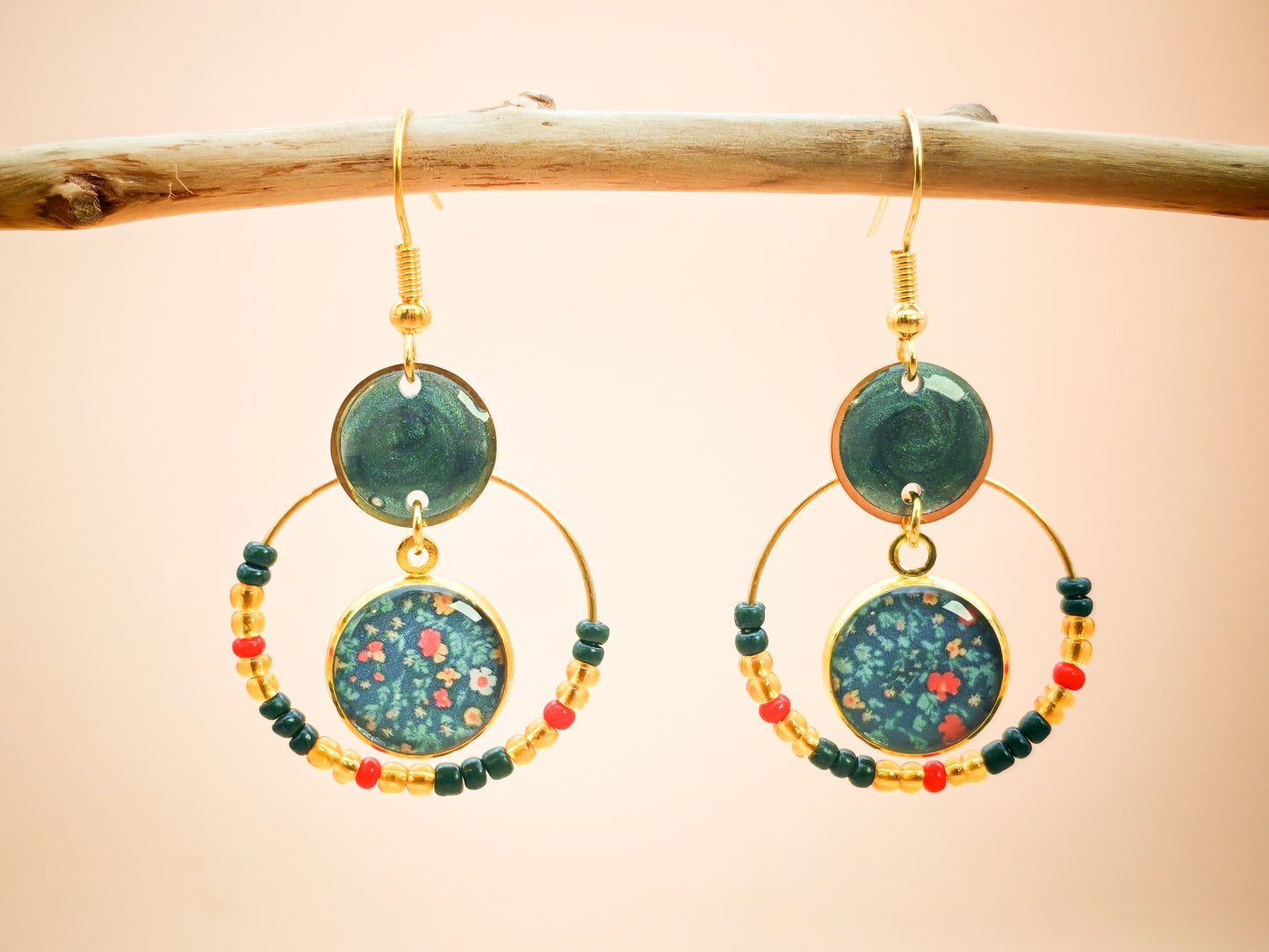 Boucles d’oreilles – Créoles dorées & duo de cabochons vert profond