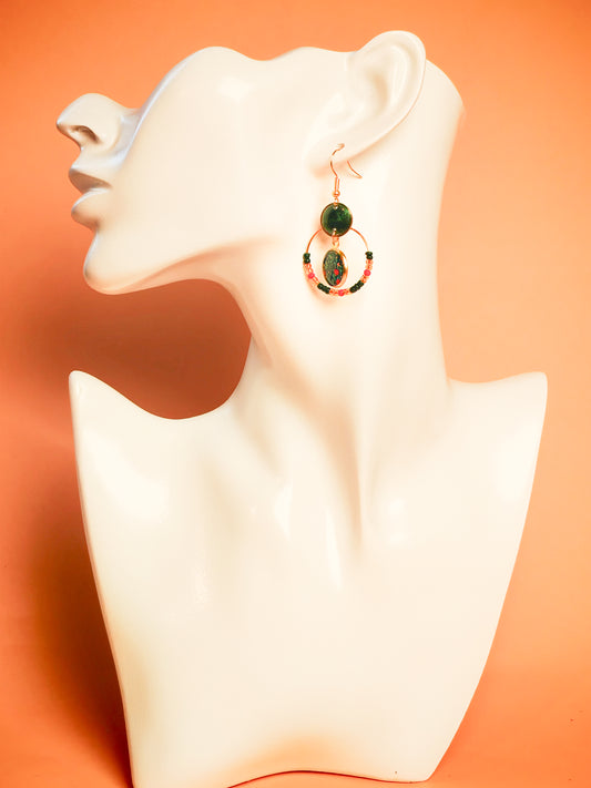 Boucles d’oreilles – Créoles dorées & duo de cabochons vert profond