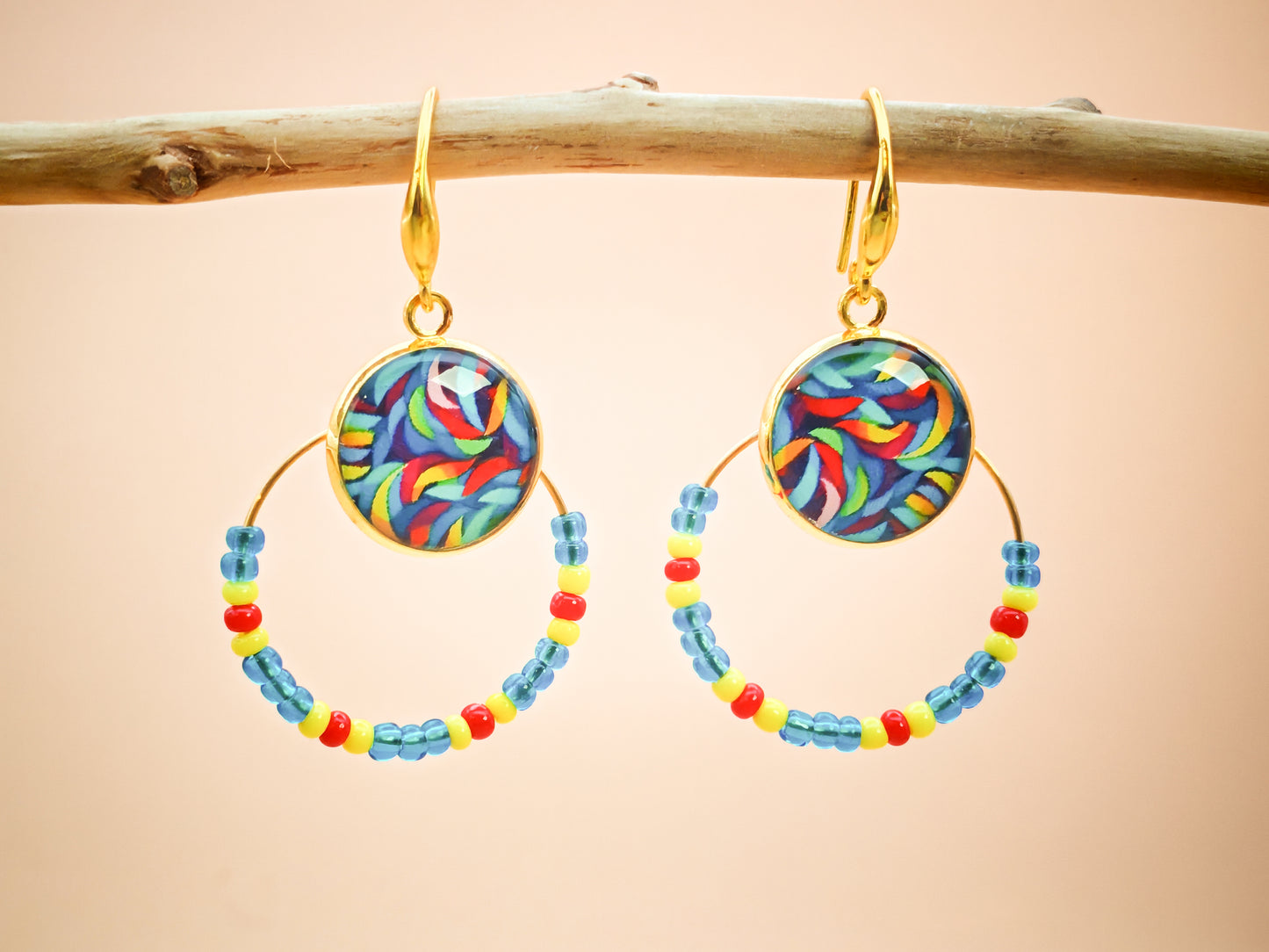 Boucles d’oreilles – Créoles dorées & cabochons tourbillons colorés