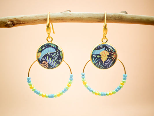 Boucles d’oreilles – Créoles dorées & cabochons jungle marine