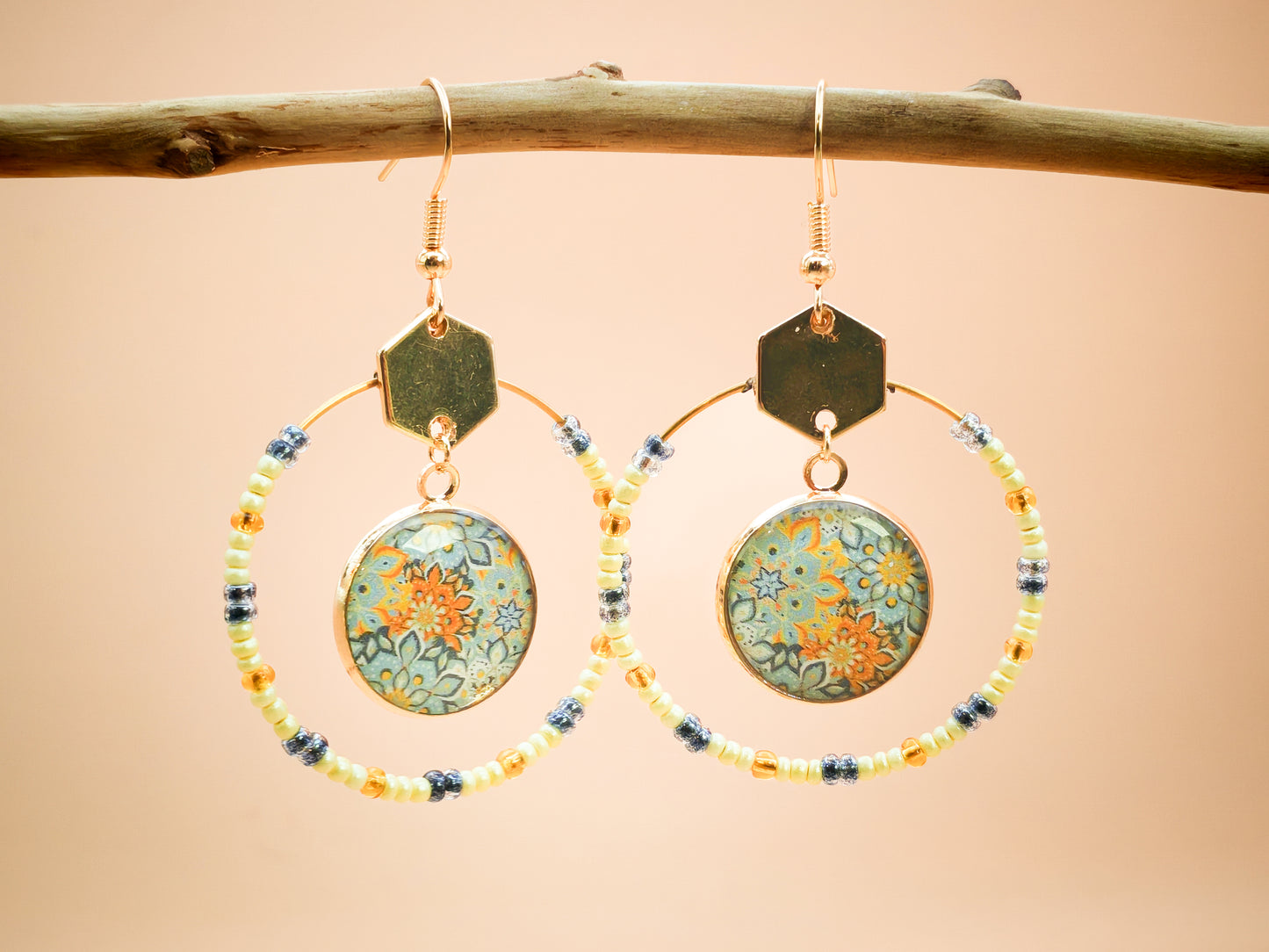 Boucles d’oreilles – Créoles dorées & cabochons mandalas floraux