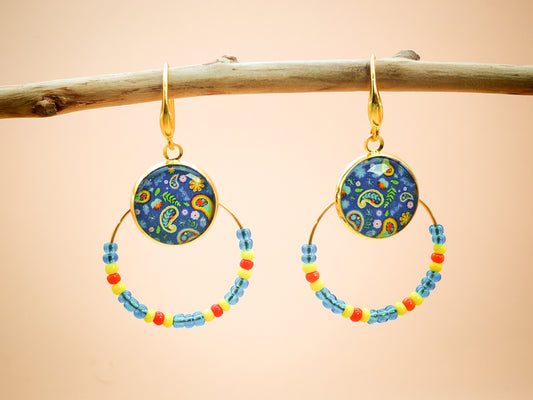 Boucles d’oreilles – Créoles dorées & cabochons bleu nuit à motifs paisley