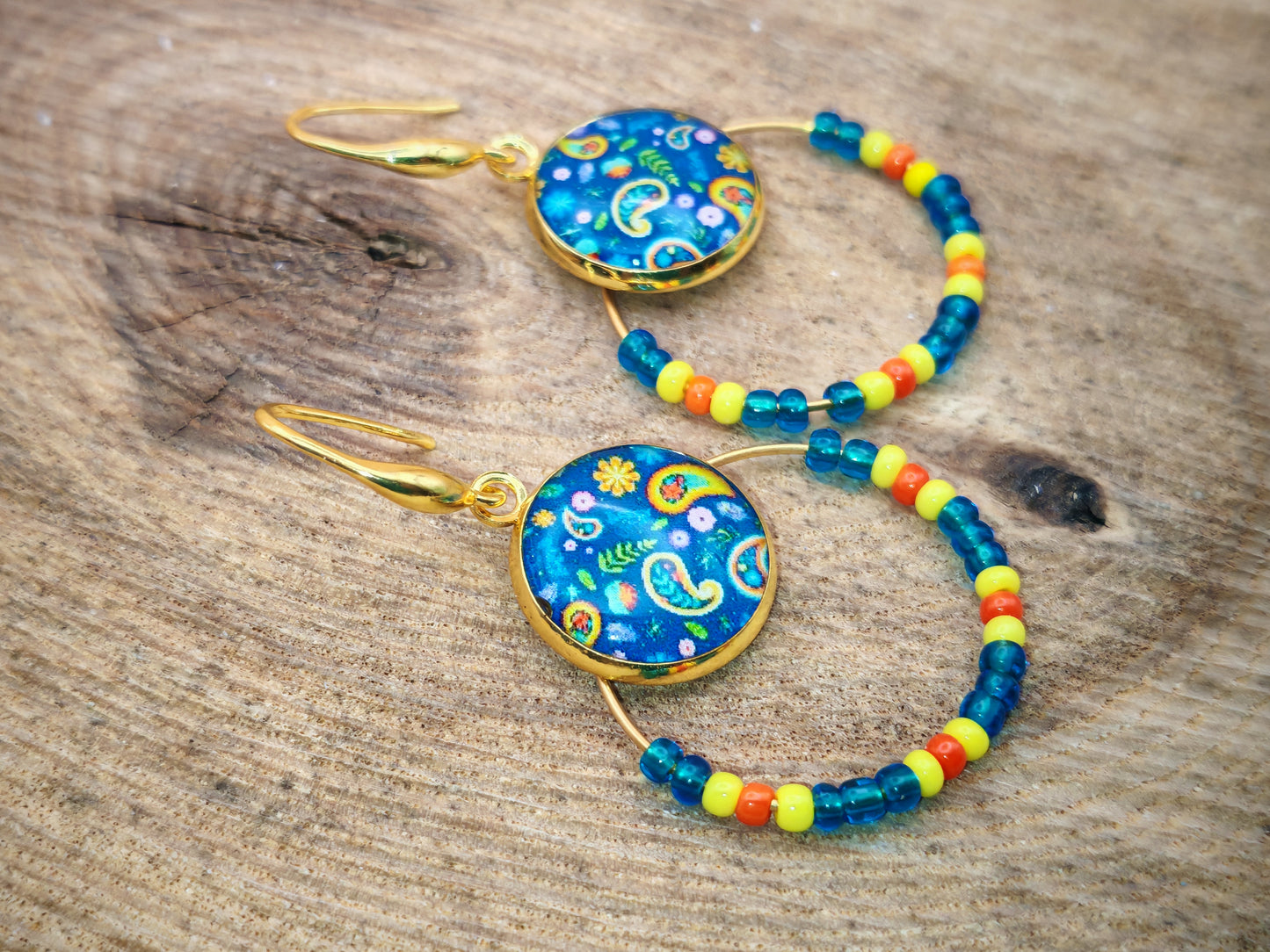 Boucles d’oreilles – Créoles dorées & cabochons bleu nuit à motifs paisley