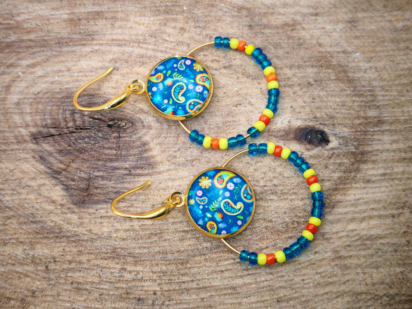 Boucles d’oreilles – Créoles dorées & cabochons bleu nuit à motifs paisley