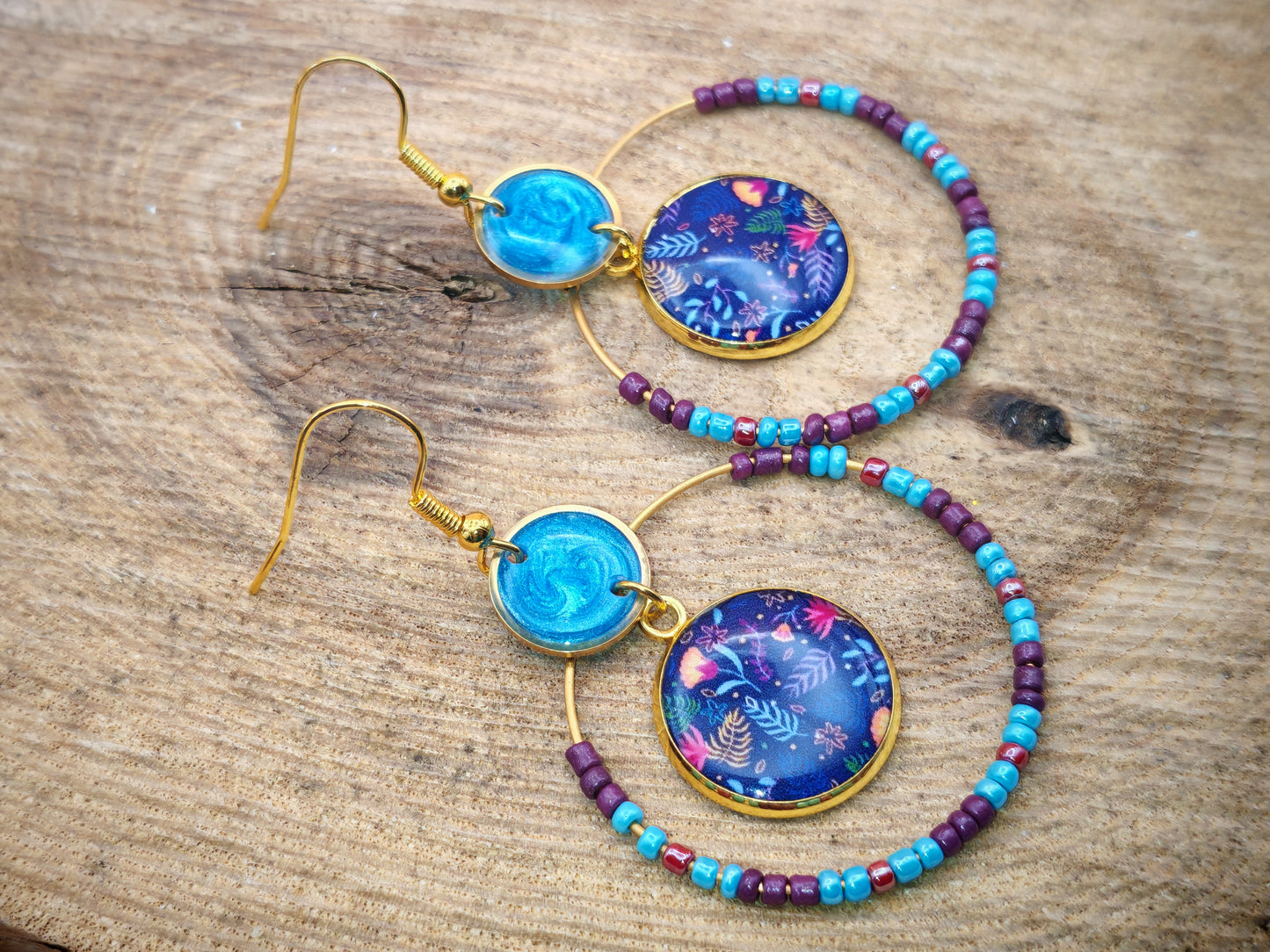 Boucles d’oreilles – Créoles dorées & cabochons floraux sur ciel d’encre