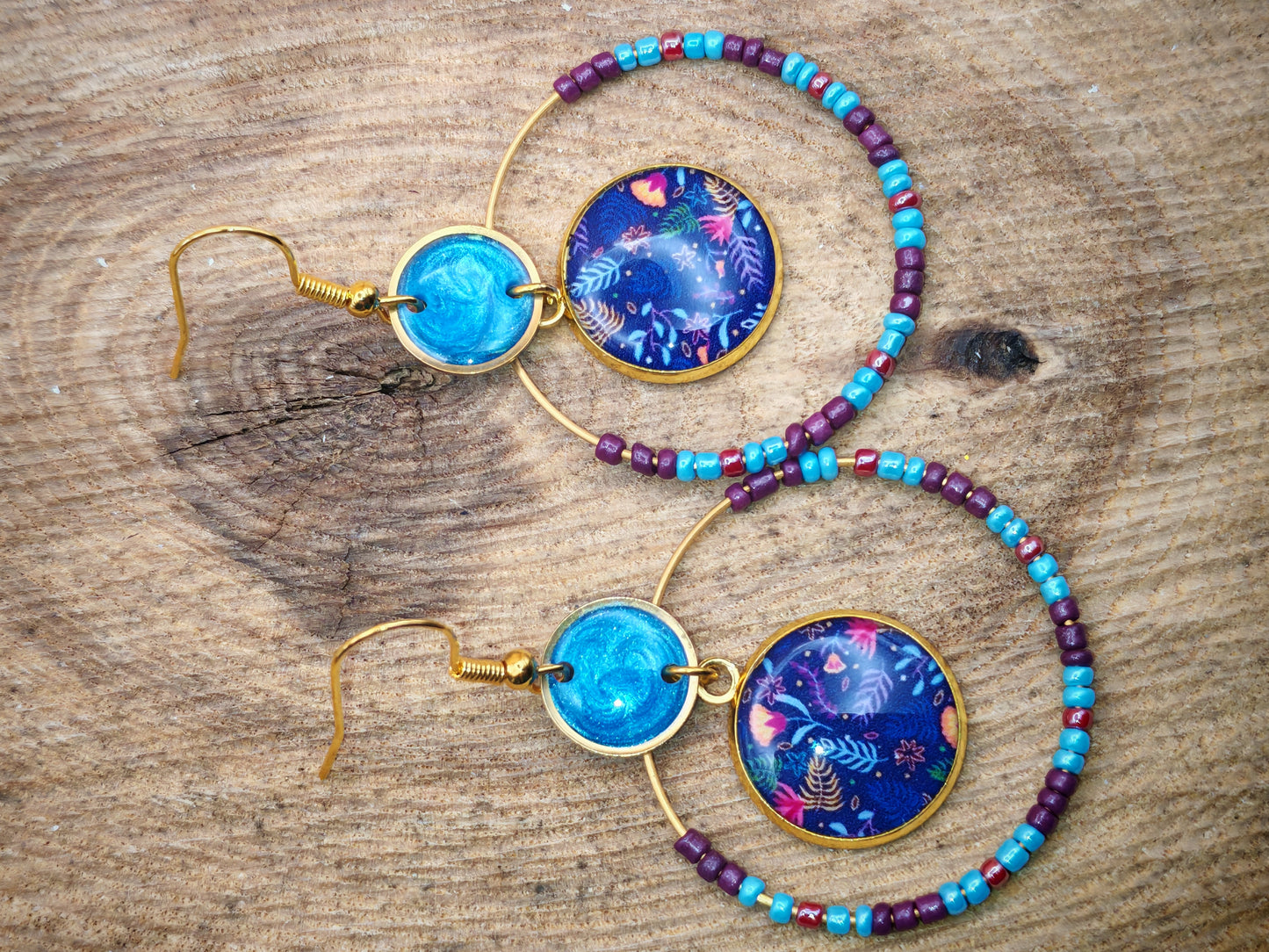 Boucles d’oreilles – Créoles dorées & cabochons floraux sur ciel d’encre