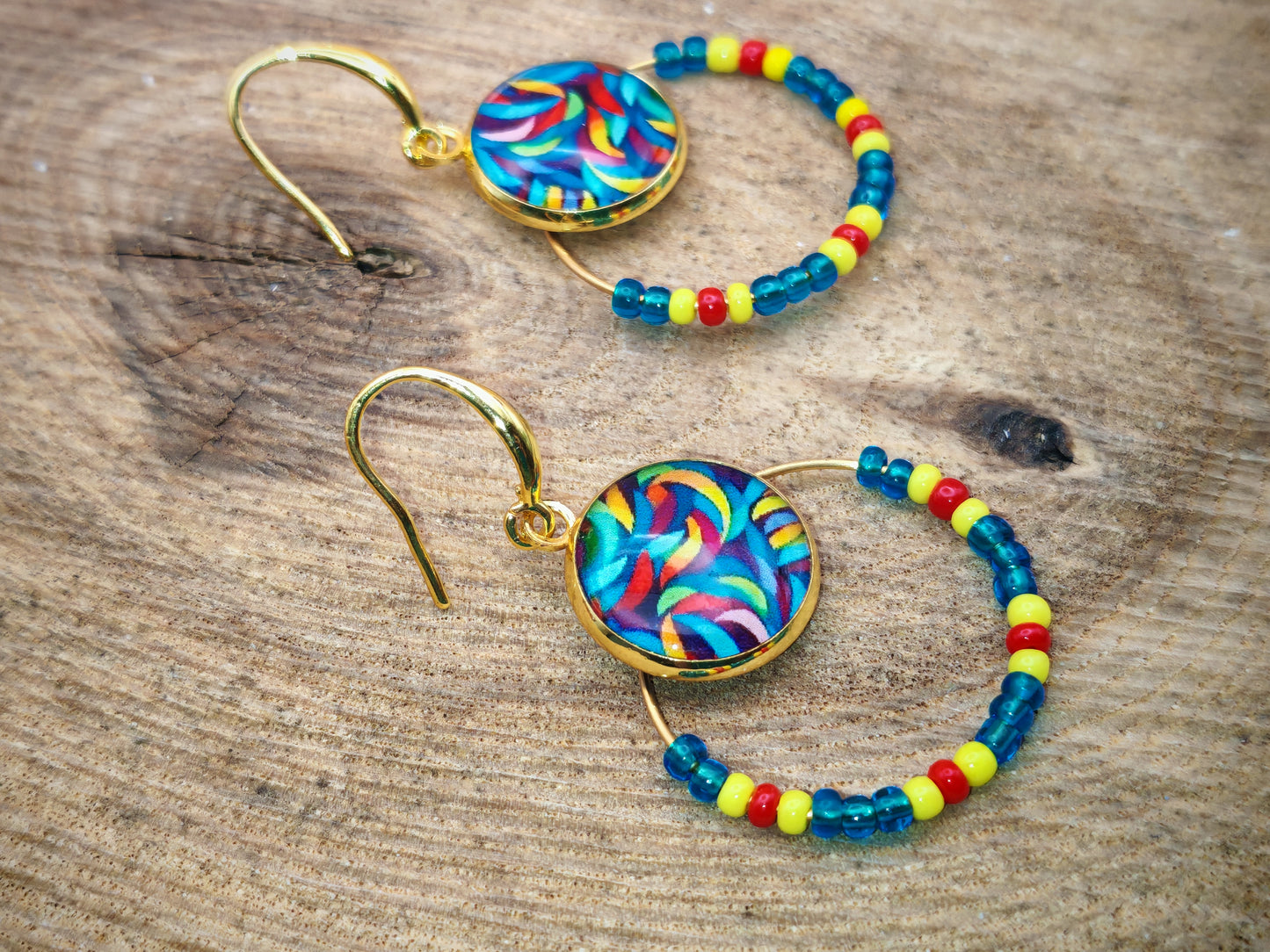 Boucles d’oreilles – Créoles dorées & cabochons tourbillons colorés